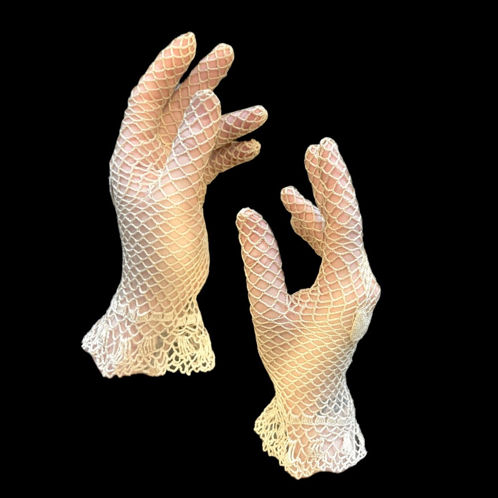 Vintage 1940’s Handmade Ivory Lace Gloves